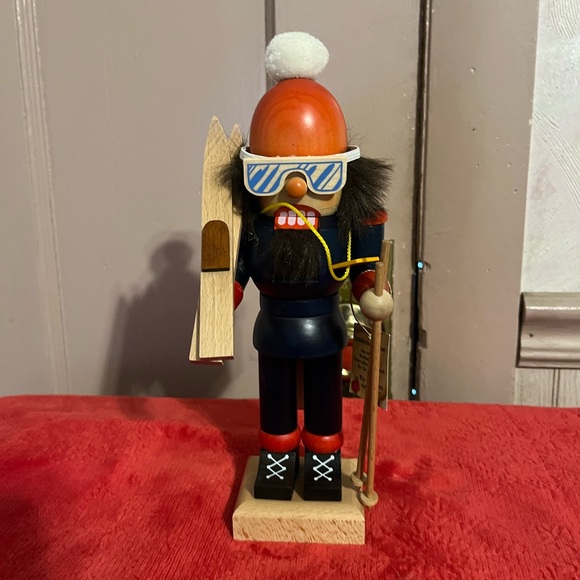 Ski Santa with sunglasses nutcracker - Picture 3 of 13